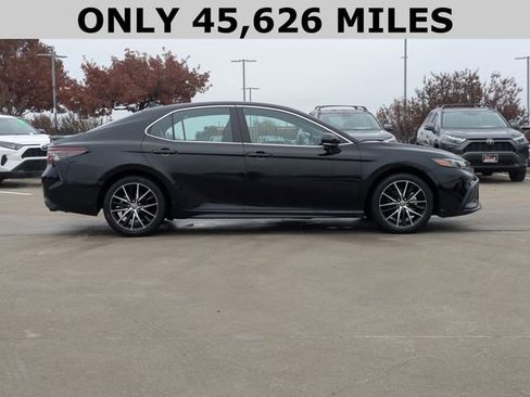 Used 2024 Toyota Camry SE image 4