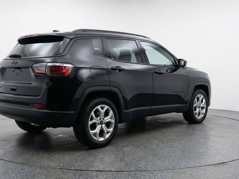 Used 2025 Jeep Compass Latitude image 9