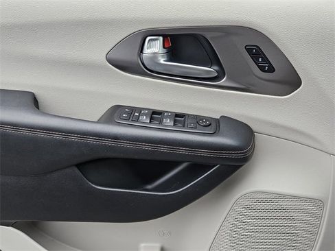 Used 2020 Chrysler Pacifica Touring-L Plus w/ Advanced Safetytec Group image 30