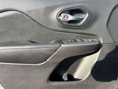 Used 2019 Jeep Cherokee Latitude Plus image 16