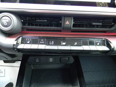 Used 2024 Toyota Prius Prime FWD image 16