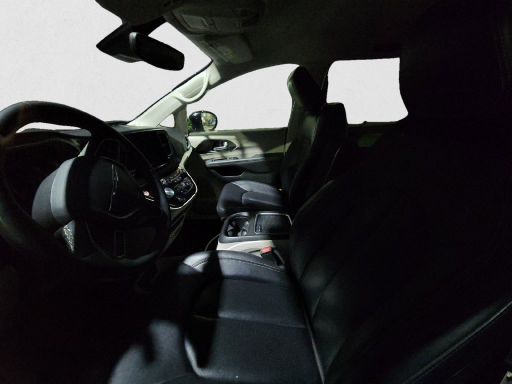 Used 2024 Chrysler Pacifica Touring-L FWD image 8