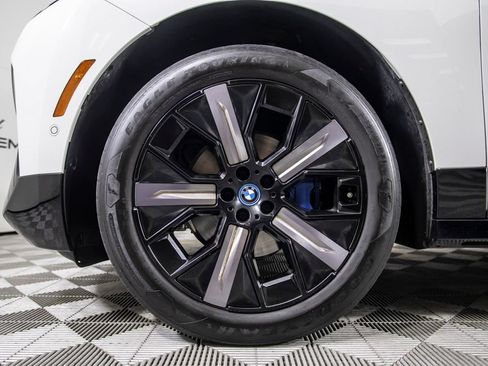 Used 2024 BMW iX xDrive50 w/ Sport Package AWD/4WD image 34