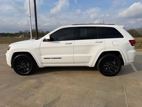 Used 2020 Jeep Grand Cherokee Altitude image 2