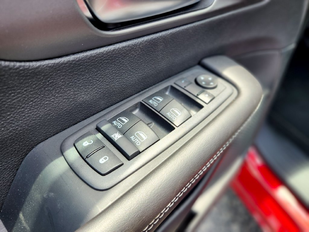 New 2027 Chrysler Pacifica Select AWD/4WD image 18