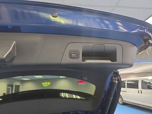 Certified 2022 Buick Envision Essence w/ Technology Package I FWD image 9