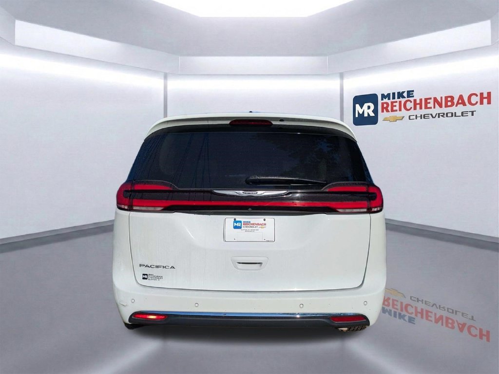 Used 2024 Chrysler Pacifica Touring-L FWD image 5