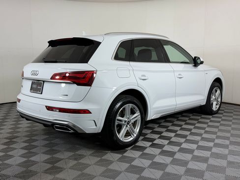 Used 2024 Audi Q5 e Premium w/ Convenience Package image 9