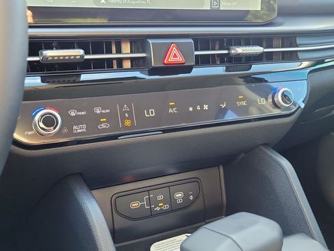 New 2026 Kia Sportage SX FWD image 33