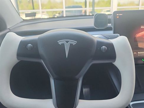 Used 2022 Tesla Model Y Long Range image 14