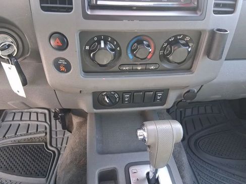 Used 2005 Nissan Frontier LE w/ (X01) Leather Pkg AWD/4WD image 17