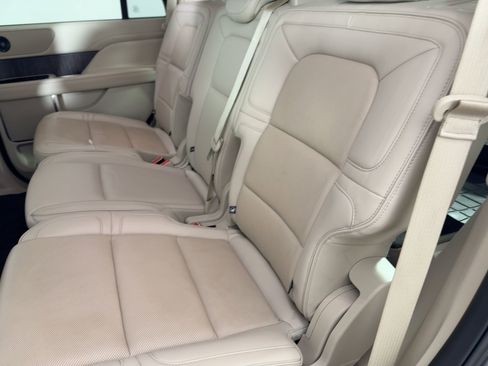 Used 2018 Lincoln Navigator Premiere image 14