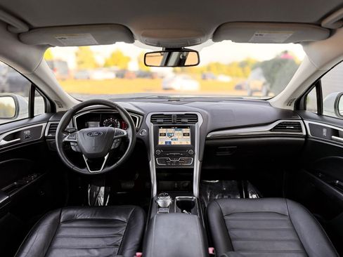 Used 2018 Ford Fusion SE w/ Equipment Group 602A FWD image 2