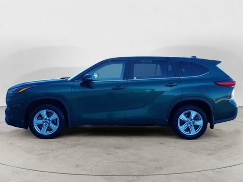 Used 2023 Toyota Highlander LE AWD/4WD image 2