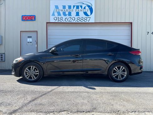Used 2017 Hyundai Elantra SE image 13