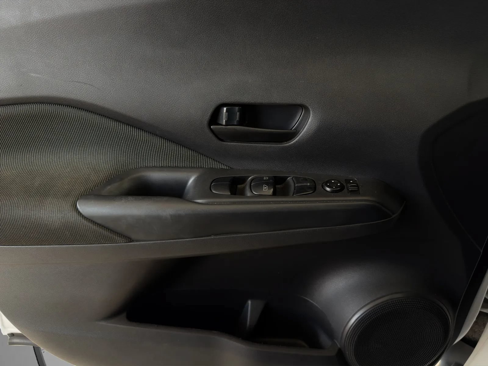Used 2019 Nissan Kicks S FWD image 12