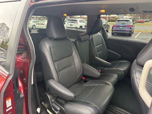 Used 2015 Toyota Sienna SE Premium image 45