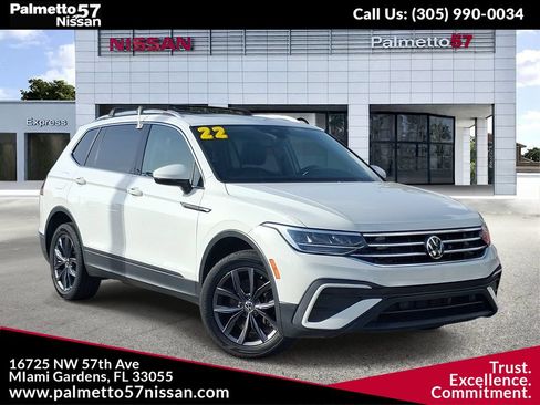Used 2022 Volkswagen Tiguan SE w/ Panoramic Sunroof Package FWD image 1