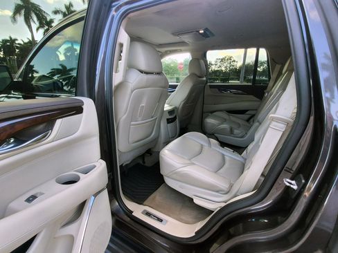 Used 2016 Cadillac Escalade Luxury AWD/4WD image 33