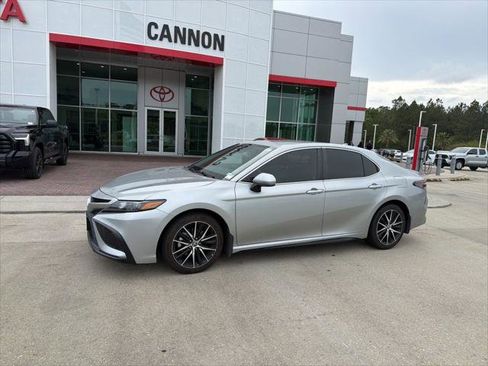 Certified 2021 Toyota Camry SE image 1