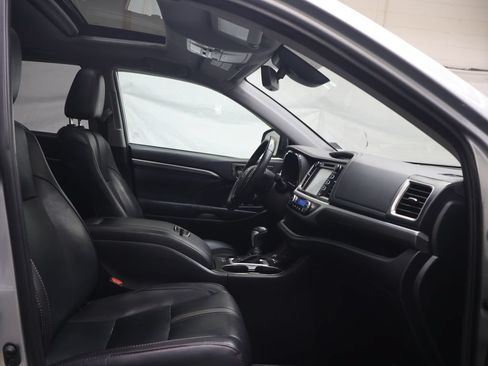Used 2019 Toyota Highlander SE AWD/4WD image 9