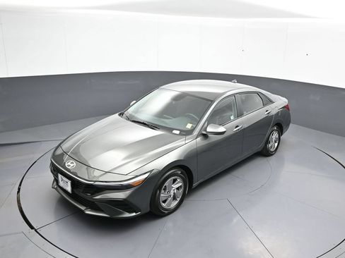 Certified 2025 Hyundai Elantra SE FWD image 32