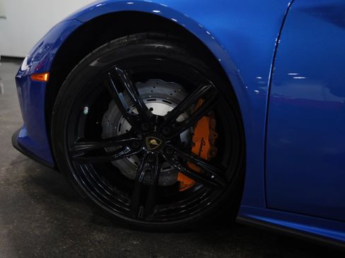 Used 2020 Lamborghini Huracan EVO RWD image 12