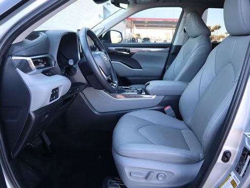 Used 2024 Toyota Highlander Limited image 18