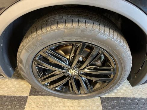 Certified 2022 Volkswagen Tiguan SE R-Line FWD image 10