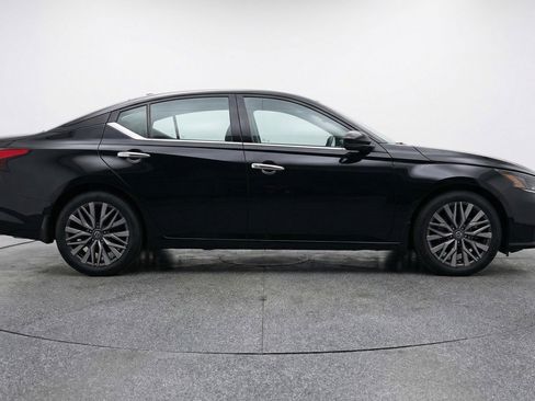 Used 2025 Nissan Altima 2.5 SV image 11