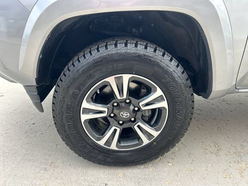 Certified 2018 Toyota Tacoma TRD Sport AWD/4WD image 16