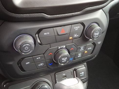 Used 2022 Jeep Renegade Latitude image 17