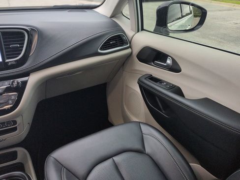 Used 2024 Chrysler Pacifica Touring-L FWD image 15