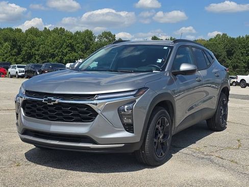 Used 2024 Chevrolet Trax LT w/ LT Convenience Package FWD image 1