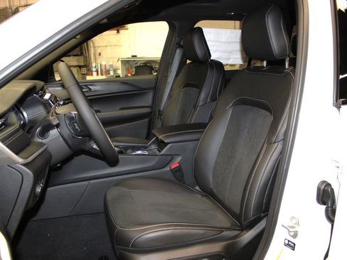 New 2025 Jeep Grand Cherokee Altitude image 25