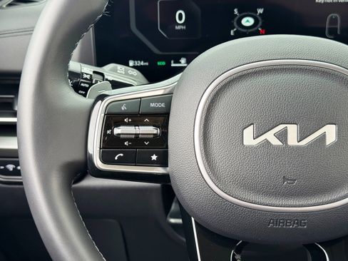 Used 2025 Kia Carnival SX w/ SX Dark Edition Package image 21