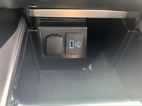 Used 2022 Ford Explorer XLT w/ Equipment Group 202A AWD/4WD image 15