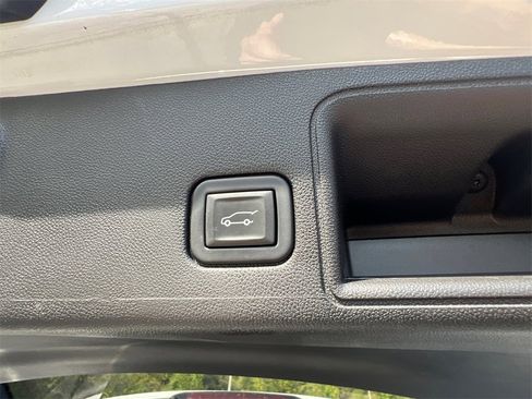 Used 2024 GMC Terrain SLT image 39