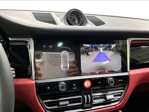 New 2026 Porsche Macan image 18