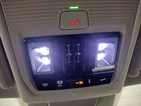 New 2025 Volkswagen Tiguan SE image 31