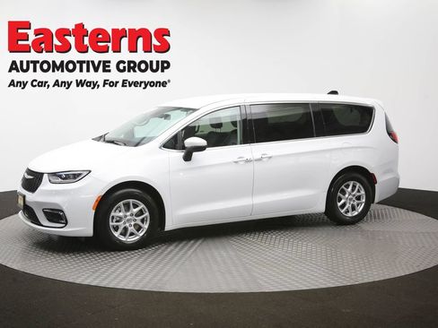 Used 2023 Chrysler Pacifica Touring-L FWD image 59