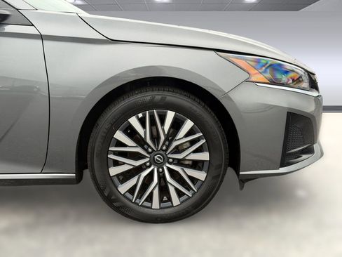 Used 2025 Nissan Altima 2.5 SV FWD image 11