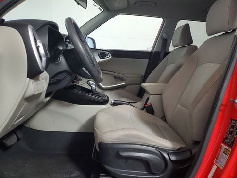 Used 2022 Kia Soul LX image 11