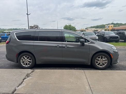 Used 2025 Chrysler Pacifica Select FWD image 3
