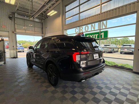 Used 2025 Ford Explorer ST-Line w/ ST-Line Street Pack AWD/4WD image 4