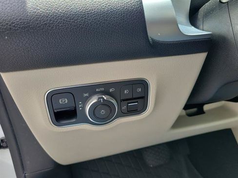 Used 2022 Mercedes-Benz GLB 250 4MATIC image 38