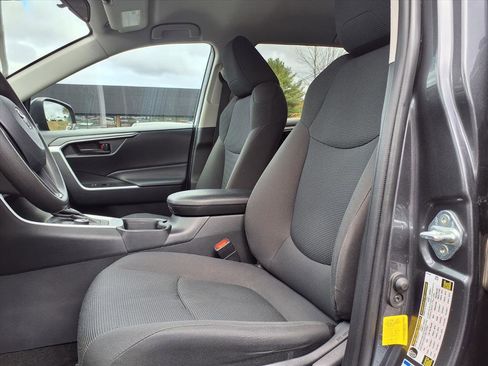 Used 2021 Toyota RAV4 LE image 6