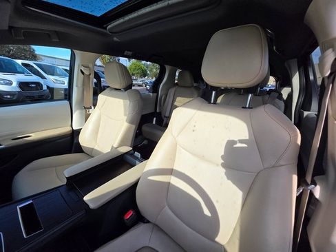 Used 2021 Toyota Sienna XLE image 18