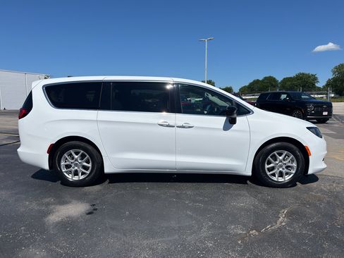 Used 2024 Chrysler Voyager LX FWD image 4