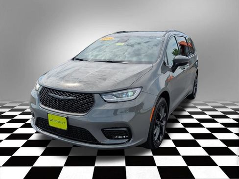 Used 2023 Chrysler Pacifica Touring-L w/ S Appearance Package AWD/4WD image 3